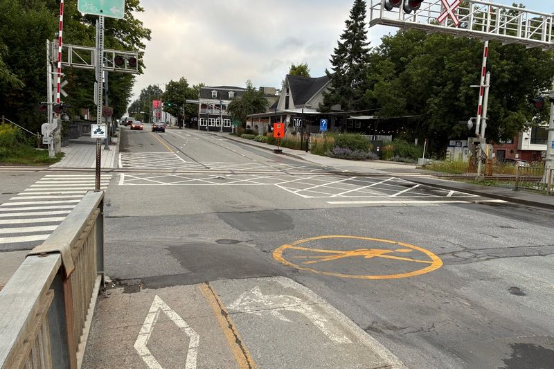 Arrêt dangereux sur les rails : 121 $ d’amende à Magog